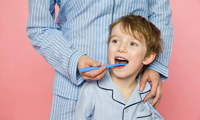 Brossage des dents des enfants : à quel âge commencer et comment éviter les luttes du soir ?
