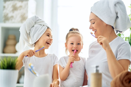 Enfant se brossant les dents avec enthousiasme