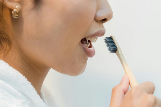 Gestes d’hygiène quotidienne pour prévenir la mauvaise haleine