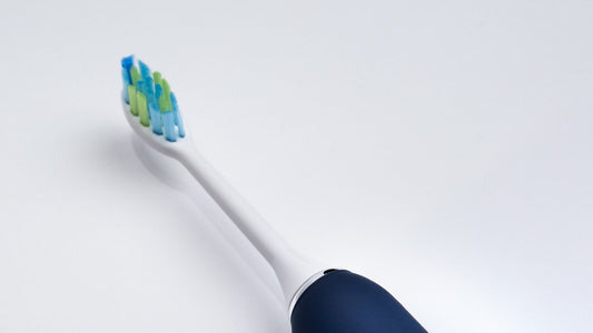 Tête allongée aux brins bleus et verts d’une SmartClean Pro Eclatys bleue sur fond clair.